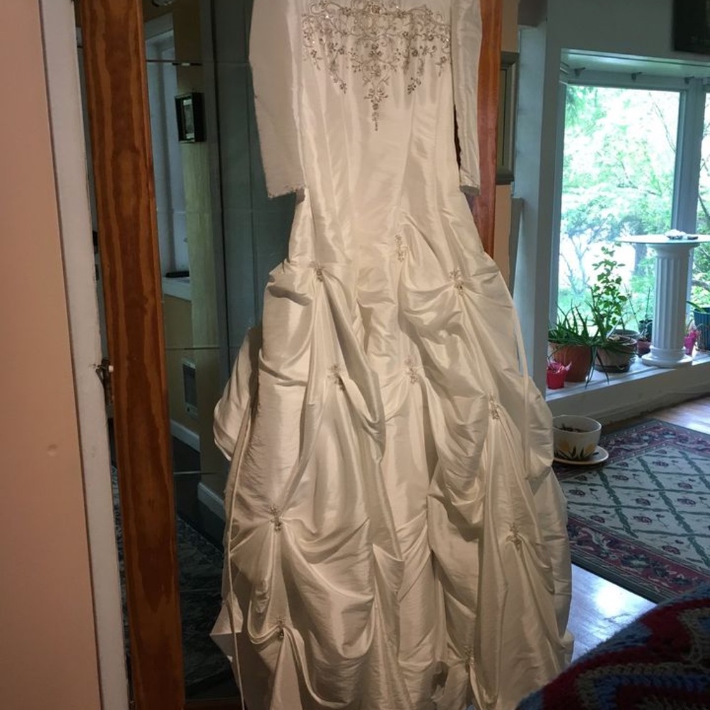 Wedding gown - Picture 4 of 6